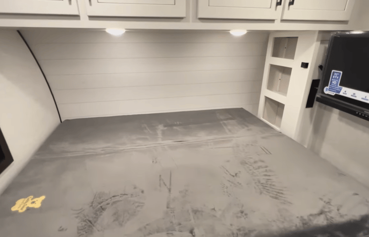 A queen size of bedding.