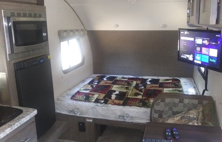 Queen bed. Table seats 2 and converts to sleep 1.AM/FM radio with CD and Bluetooth capability.Also has cable/satellite exterior hook up. Can supply Tailgater if you have Dish an account.