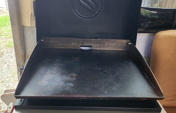 Blackstone griddle with quick connect propane line.