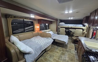 2014 Thor Motor Coach Miramar 32 1