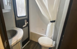 Nomadic Nature Rentals w Luxury Amenities (OG)