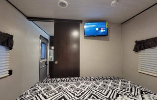 ★Full Size BUNKS★Private Queen Room★Exit 407