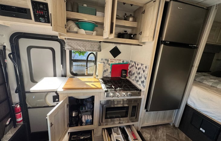 Complete kitchen kit included with service for 6.