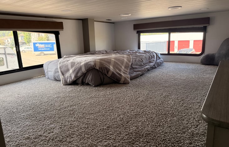 Additional twin bed in loft space