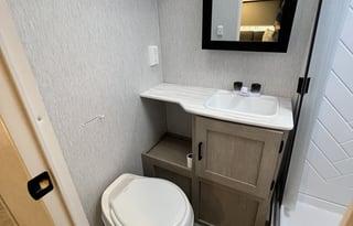 Sleeps 10! Private Bunk House and Bedroom!