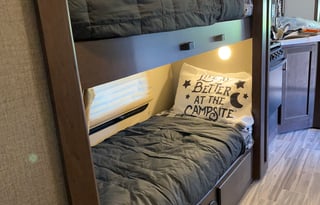 Ideal Family Getaway-Bunks (6 beds) solar, pets ok