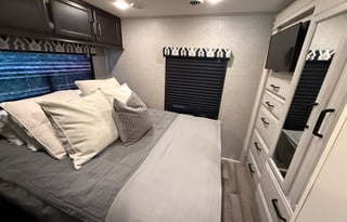 2022 Entegra Odyssey 31F–Sleeps 10, Wifi, Loaded