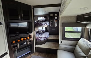 Beautiful 5th wheel bunkhouse retreat w/delivery!