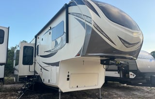 43’ Luxurious & Spacious 5th Wheel
