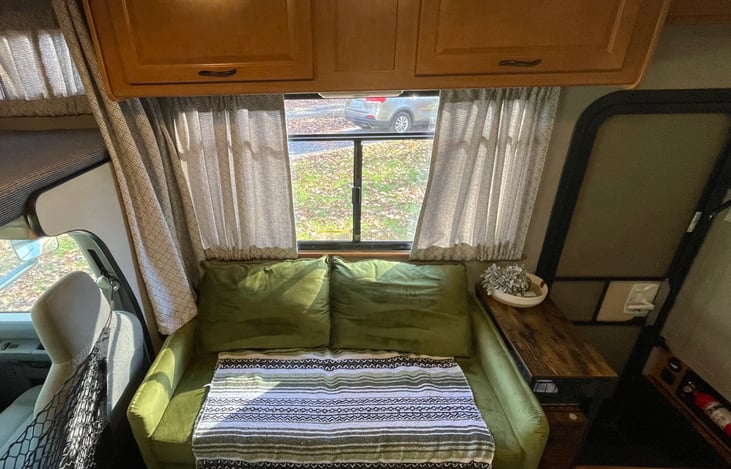 Pet friendly! Please use Mexican blankets to keep the upholstery clean.