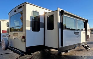 Wayne Wildwood sleeps 6/ 2 slides