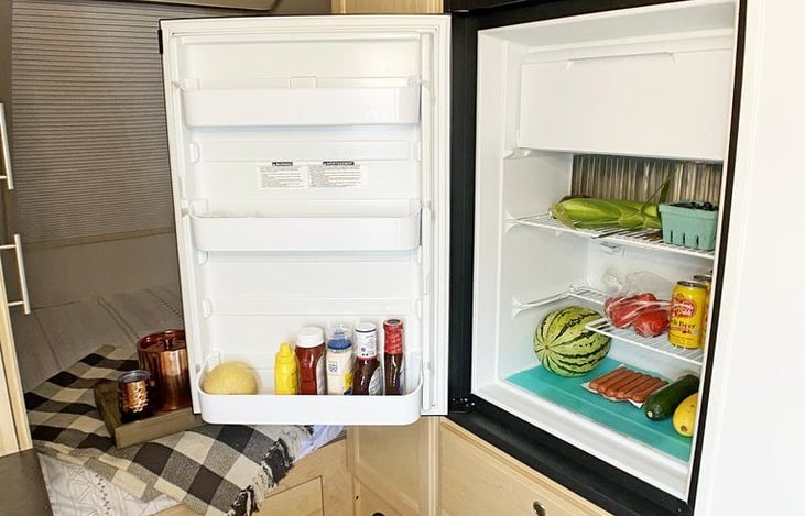 Mini fridge with freezer