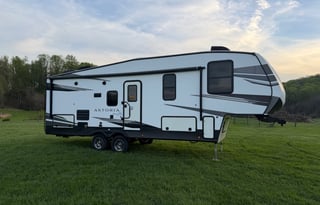 2021 Dutchmen 2503REF – Modern and Comfortable