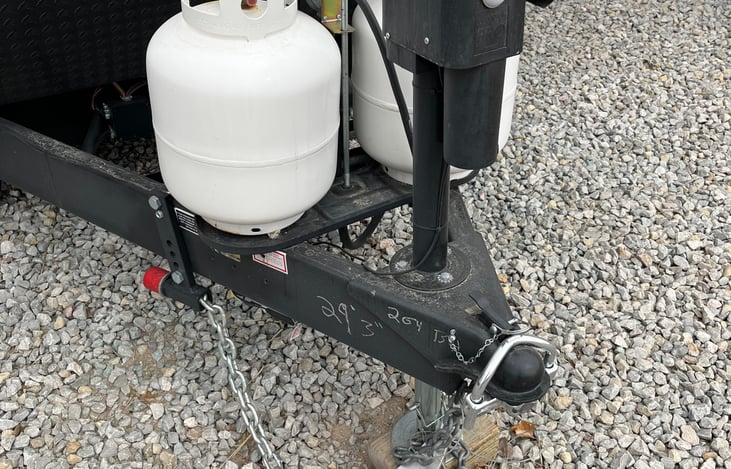 Electronic lift and distribution hitch