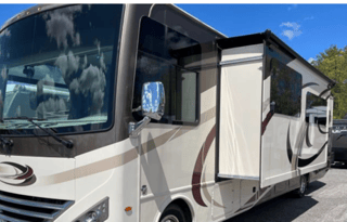 2018 LuxuryThor 35M, 2 Bath-Laundry Room