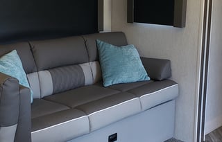 Bunkhouse & Lounge, Fully-Loaded & Turn-key Ready!