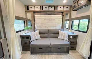 Luxurious, cozy glamper, outdoor kitchen + more!