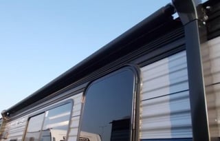 32ft SMART HOME CAMPER WiTH HOT TUB & MESAGE CHAiR