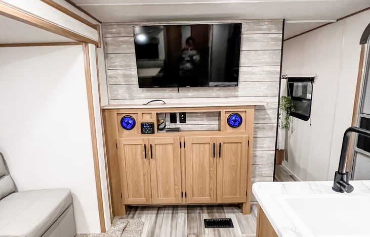 Samsung 43" Smart Tv. Guest can use their own log ins for the different streaming channels. Samsungs also have Samsung Live Tv.