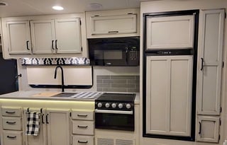 Roomy 2022 Jayco Greyhawk