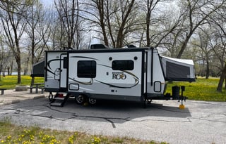 Beautiful Forest River 23FL, Sleeps 8, Open Layout