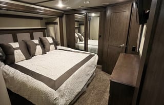 43’ Luxurious & Spacious 5th Wheel