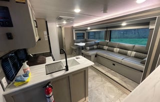 Sleeps 10! Private Bunk House and Bedroom!