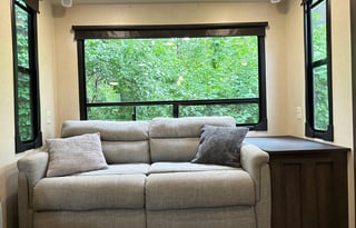 Spacious & Stylish Travel Trailer - Sleeps 5!