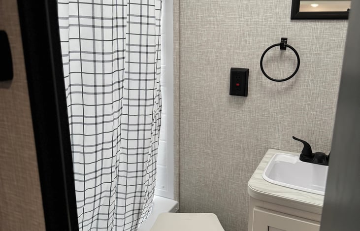 Shower/Tub with hose style shower head