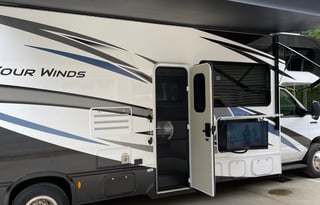 Rollin Ritz  2022 Thor Motor Coach Four Winds 31E