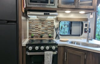Luxurious 2 Bedroom  Pet Friendly HUGE RV