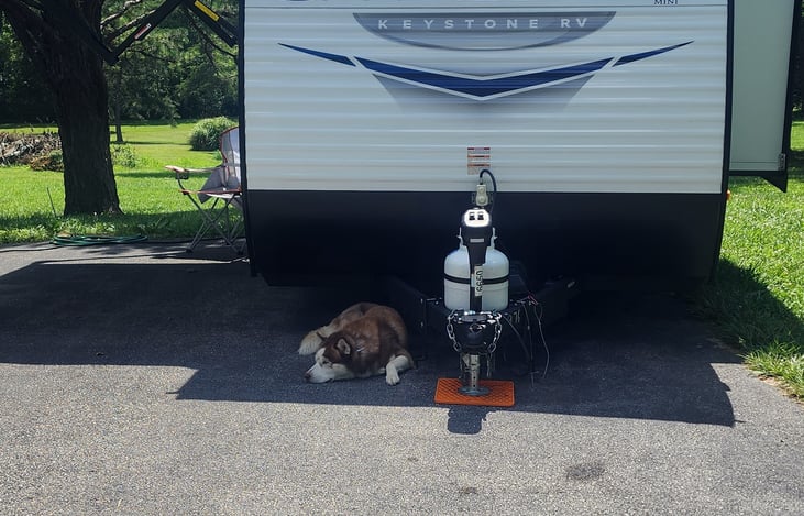 Electric tongue jack, Battery with on/off switch, and propane tank.