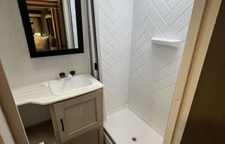 Sleeps 10! Private Bunk House and Bedroom!