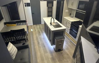 LUXURY 2 BED, 2 BATH RV W/ PRIVATE SUITE & ENTRY