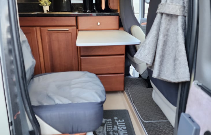 Side entrance door with 3rd seat