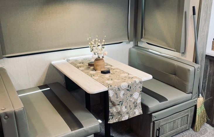 Dinette (Converts To Bed For 1 Person 5 Foot Tall And Under)