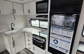 Large 37', 1.5 baths, Wi-Fi, Hot Water, Generator