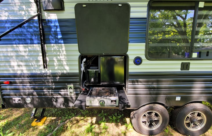 Outside kitchen has fridge, gas grill, water and ICE MAKER! Ice maker makes a tray of ice every 10 minutes. They're small, but perfect for a drink.