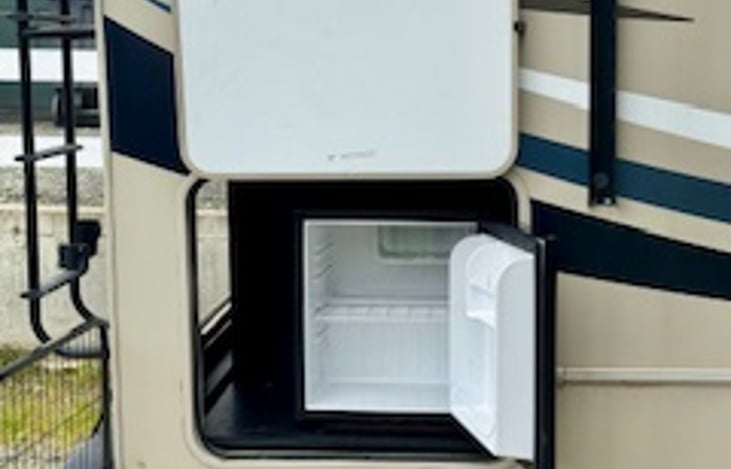Outdoor mini-Fridge for cold beverages while cooking outside.
