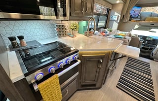 ‘Endeavor’ Loaded with Amenities + Sleeps 10!