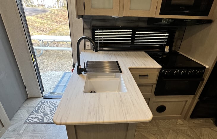 L-shaped kitchen counter with dual sink, and range/oven.