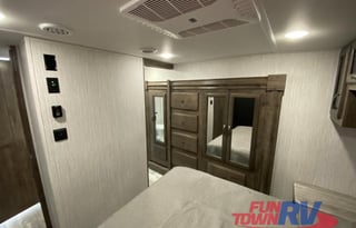 “BEAUTIFUL” 2 Bedroom 1.5 Bath, 2021 - 5th Wheel