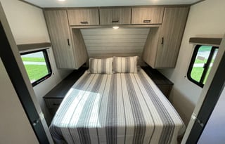SOCIAL DETOX! Beautifully Modern, Open Concept RV with Toddler Bed!