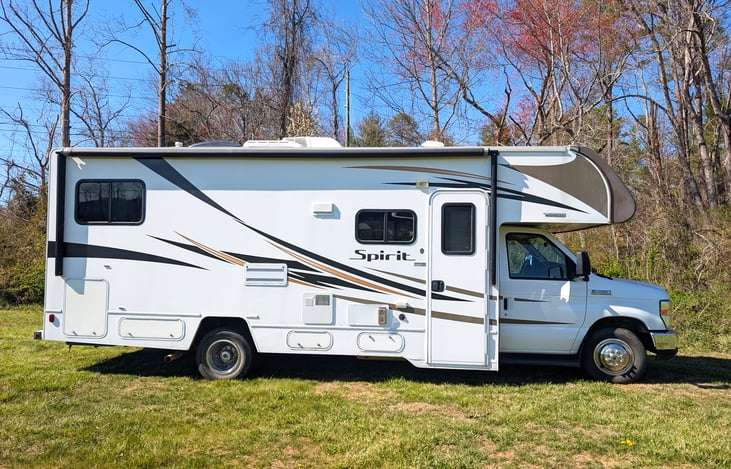 Perfect for families or small groups, this Winnebago Spirit offers a fantastic blend of maneuverability, comfort and all the amenities you need for an unforgettable adventure.