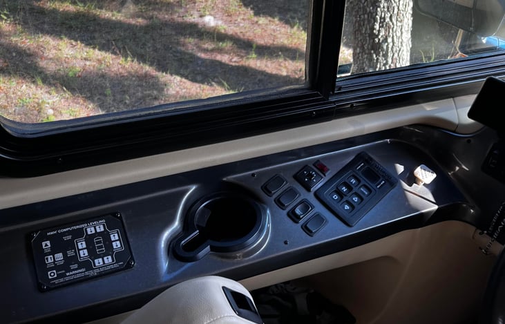 Drivers can effortlessly control features like auto-leveling and shifting. Auto-leveling ensures a stable setup at campsites, while shifting mechani*** provide smooth operation