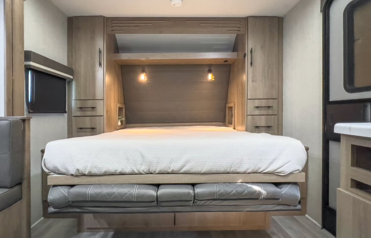 60 x 80 queen Murphy bed. Sheets, pillows and blanket ready for cozy nights!