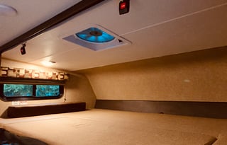 Lucy - Luxury RV for Your Stay in Camp Sherman