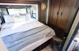 2021 27' RV with 3 Slides