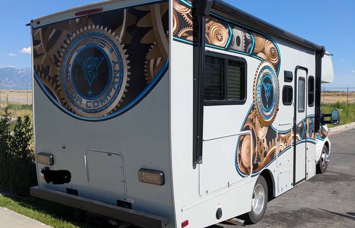 The modest length and smaller width than most class C RVs make this easier to maneuver and get you slightly better fuel economy. Equipped with Backup and side cameras.