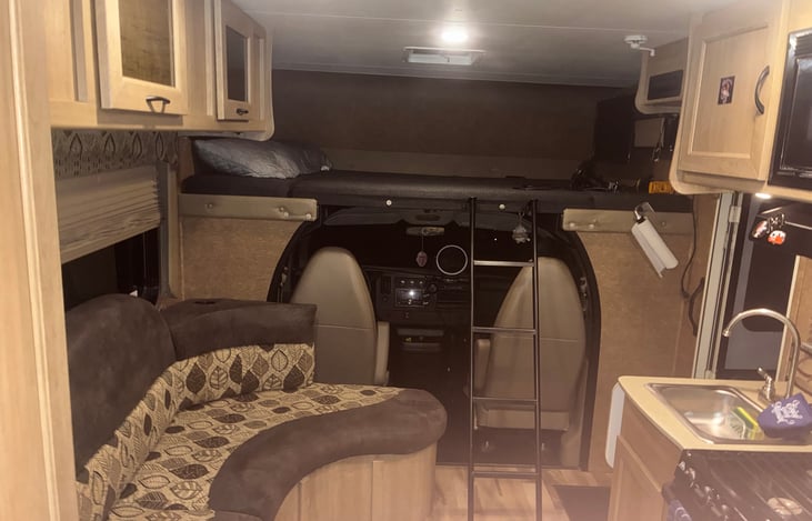 Sitting area or sleep one. Sleep 2 in the bunk above